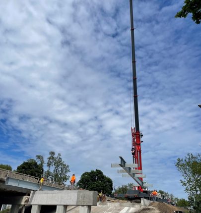 !+Setting structural beams on US 20 Eastbound at Liberty Street (IL 25) bridge